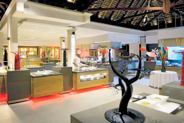 Buffetbereich im Paradis Beachcomber Golf Resort & Spa mit Dekorationen und Köchen.