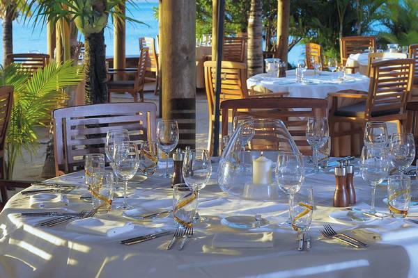 Essentisch im Paradis Beachcomber Golf Resort & Spa mit Blick auf den Strand.