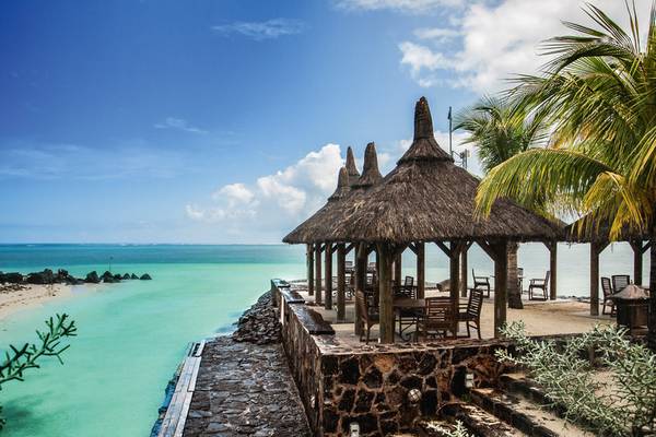 Außenterrasse des Paradis Beachcomber Golf Resort & Spa mit Blick auf das Meer