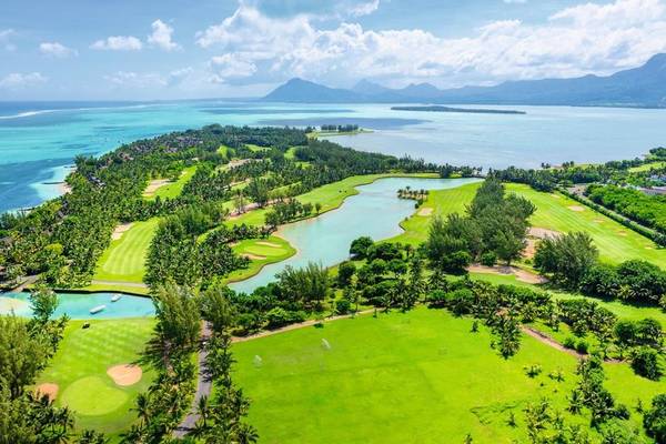 Luftaufnahme des Paradis Beachcomber Golf Resort & Spa mit Golfplatz, Seen und Meer