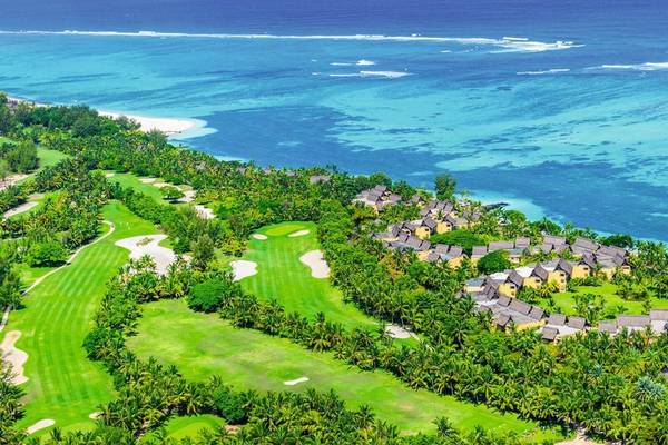 Luftaufnahme des Paradis Beachcomber Golf Resort & Spa mit Blick auf den Golfplatz und das Meer.