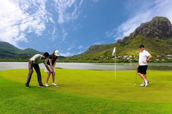 Drei Golfspieler am See im Paradis Beachcomber Golf Resort & Spa
