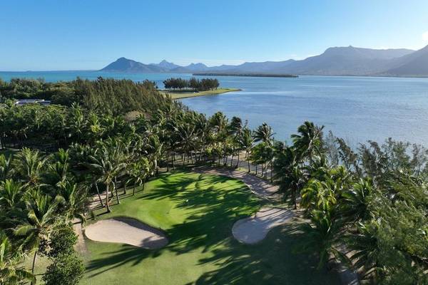 Luftaufnahme des Paradis Beachcomber Golf Resorts mit Blick auf den Golfplatz, Palmen und die Bucht.
