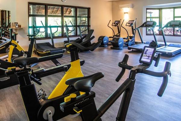 Fitnesscenter im Paradis Beachcomber Golf Resort & Spa mit verschiedenen Trainingsgeräten.