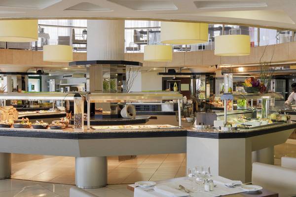 Buffetbereich im H10 Tenerife Playa Hotel mit verschiedenen Speisen und Getränken.
