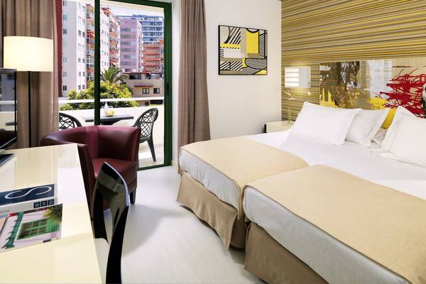 Doppelzimmer mit Balkon im H10 Tenerife Playa Hotel, Blick auf die Stadt.