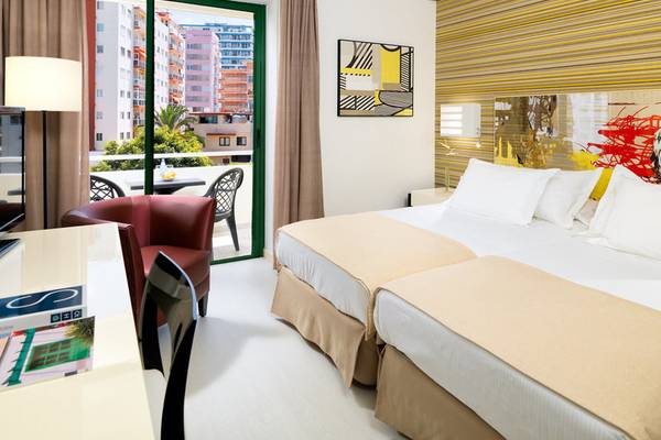 Doppelzimmer im H10 Tenerife Playa mit Blick auf die Stadt vom Balkon aus.