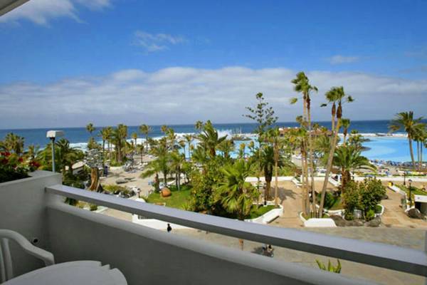 Aussicht vom Balkon des H10 Tenerife Playa Hotels auf den Strand und das Meer
