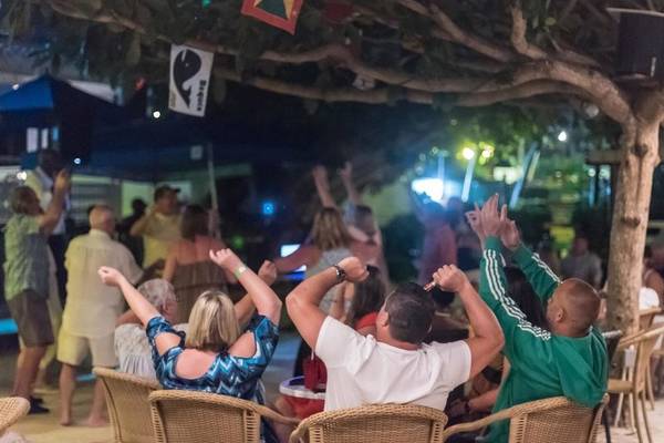 Menschen bei einer Party im Freien im Coconut Court Beach Hotel
