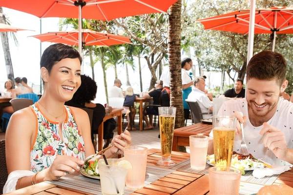 Paar am Tisch essen im Sugar Bay Barbados Hotel