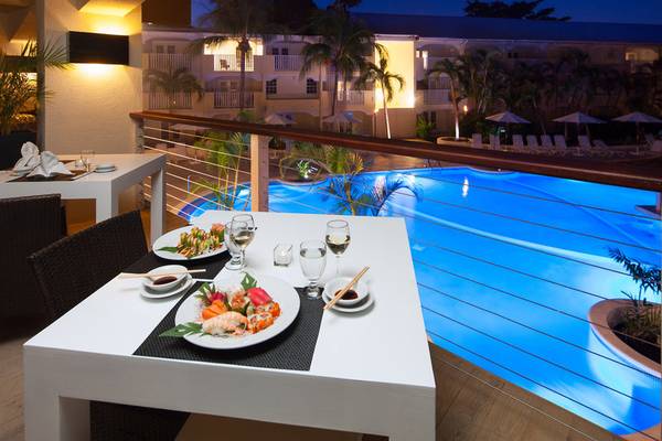 Abendessen am Tisch neben dem Pool im Sugar Bay Barbados Hotel