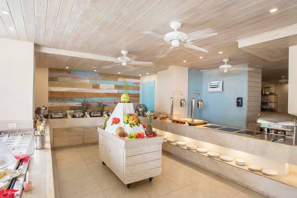 Innenbereich eines Restaurants im Sugar Bay Barbados Hotel mit einer Früchte-Dekoration.