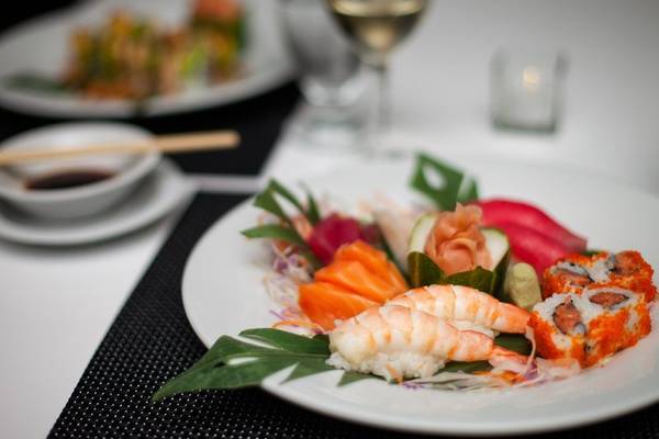 Sushi-Platte auf dem Tisch von Sugar Bay Barbados mit Sojasauce und Getränken