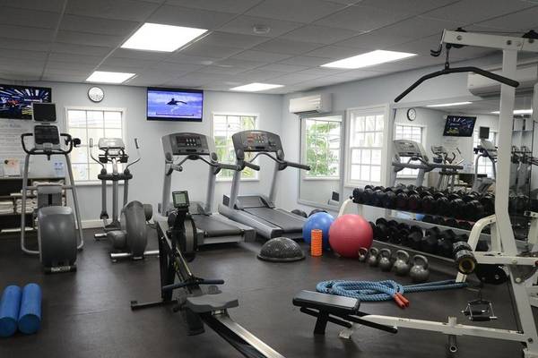 Fitnesscenter im Sugar Bay Barbados Hotel mit Laufbändern, Hanteln und anderen Trainingsgeräten.