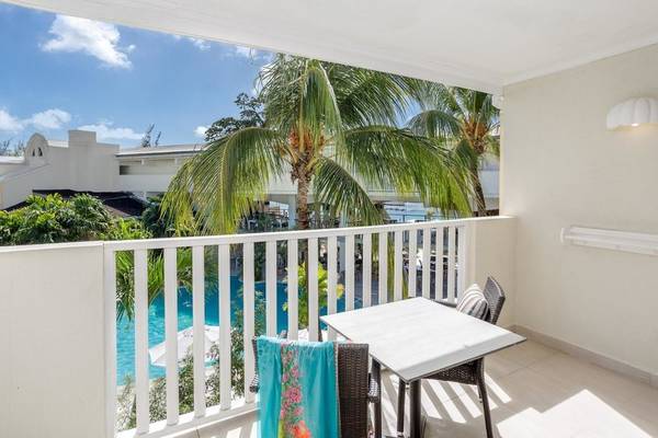 Balkon des Sugar Bay Barbados Hotels mit Blick auf den Swimmingpool und Palmen.