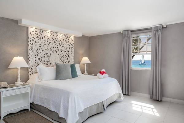 Innenansicht eines Schlafzimmers im Sugar Bay Barbados Hotel mit Blick auf das Meer.