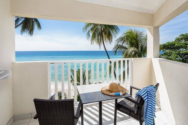 Balkon im Sugar Bay Barbados mit Blick auf den Ozean und Palmen