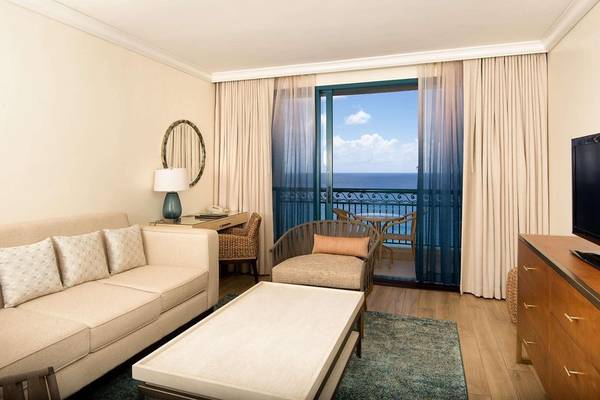 Innenansicht einer Suite im Hilton Barbados mit Blick auf das Meer von der Terrasse.
