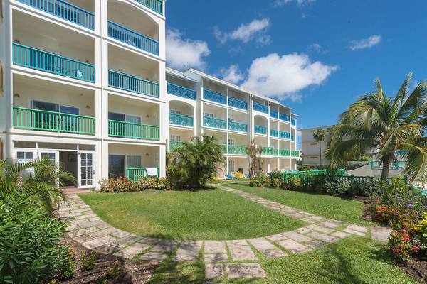 Außenansicht des Rostrevor Hotels mit mehreren Balkonen und gepflegtem Rasen