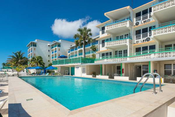 Poolbereich des Rostrevor Hotels mit blauem Wasser und weißen Gebäuden