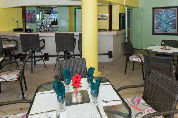 Innenansicht des Restaurants im Rostrevor Hotel mit Bar, Tischen und Stühlen.
