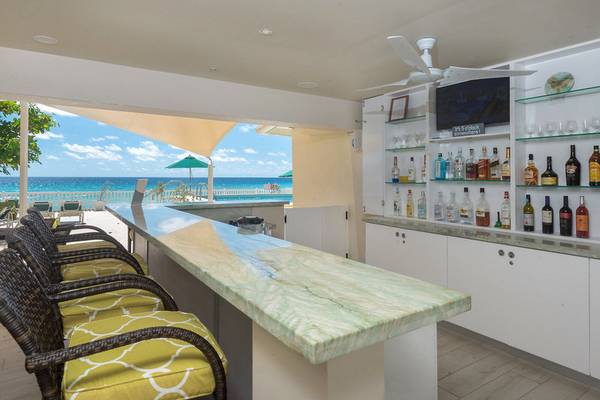 Poolbar im Rostrevor Hotel mit Blick auf den Ozean