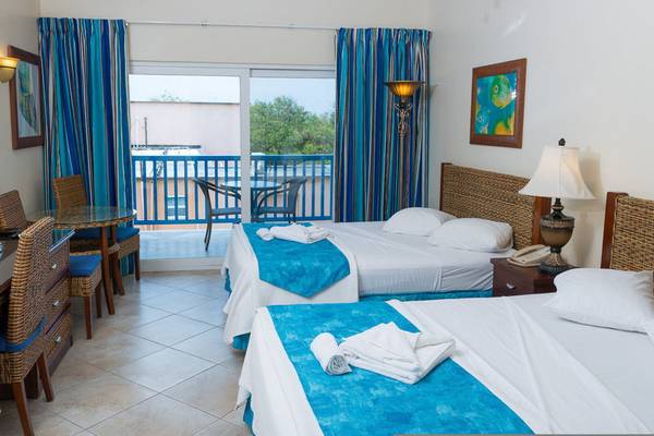 Doppelzimmer im Rostrevor Hotel mit zwei Betten, Balkon und Blick auf den Garten.