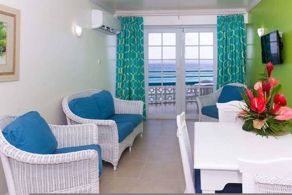 Wohnzimmer des Rostrevor Hotels mit Blick auf das Meer von der Terrasse