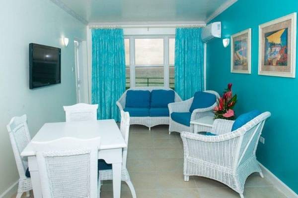 Wohnzimmer des Rostrevor Hotels mit blauen Wänden, weißen Möbeln und einem Ausblick auf das Meer.