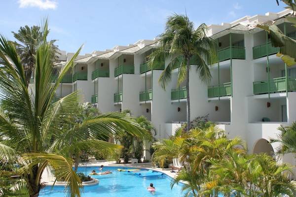 Außenansicht des Mango Bay Hotels mit Swimmingpool und grünen Balkonen