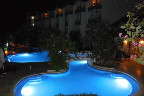 Beleuchteter Poolbereich des Mango Bay Hotels bei Nacht
