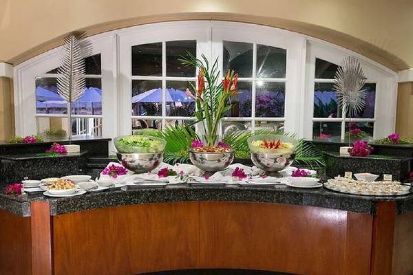 Buffet-Tisch im Mango Bay Hotel mit verschiedenen Gerichten und tropischen Dekorationen.