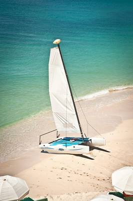 Ein Katamaran am Strand im Mango Bay Hotel.