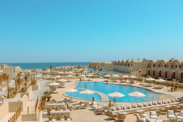 Luftaufnahme des Sunrise Anjum Resorts mit Swimmingpools und Sonnenliegen am Meer