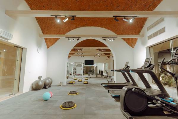 Fitnessstudio im Sunrise Anjum Resort mit Laufbändern und Trainingsgeräten