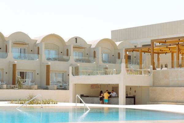 Außenansicht des Sunrise Anjum Resort mit Pool und Bar.