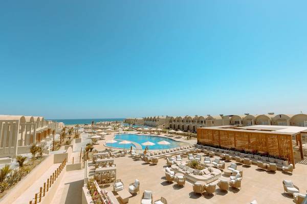 Luftaufnahme des Sunrise Anjum Resorts mit Swimmingpool und Loungebereichen.