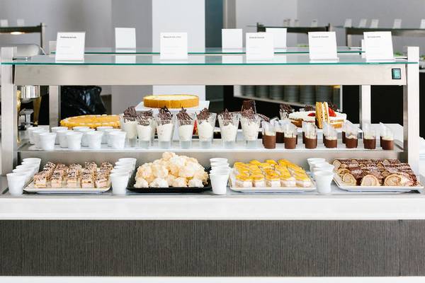 Buffet-Tisch im AluaSoul Ibiza mit einer Auswahl an Desserts und Gebäck.