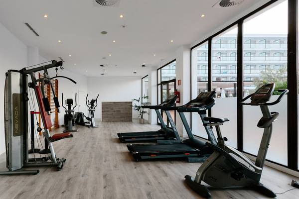 Fitness-Center im AluaSoul Ibiza Hotel mit Laufbändern und anderen Geräten