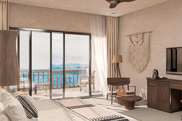 Innenansicht eines Zimmers im Aldiana Club Naga Bay Hotel mit Blick auf das Meer.