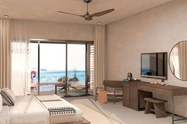 Hotelzimmer mit Meerblick im Aldiana Club Naga Bay, mit Bett, Schreibtisch und Panoramafenster.