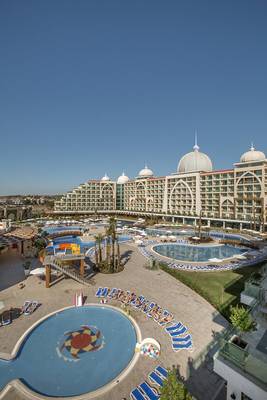 Oberirdischer Blick auf das Alanya Luxus Resort mit mehreren Pools und Sonnenliegen.