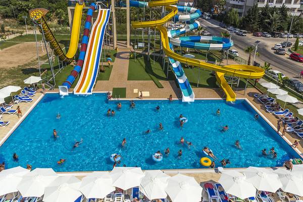 Luftaufnahme des Wasserparks im Alan Xafira Deluxe Resort & Spa mit Rutschen und Schwimmbecken.