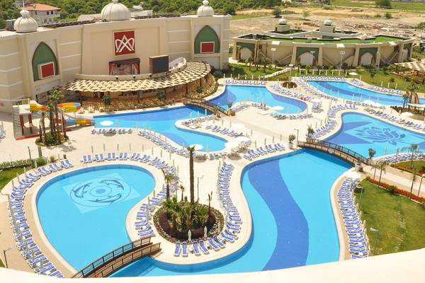 Luftaufnahme des Alan Xafira Deluxe Resort & Spa mit mehreren Swimmingpools und Sonnenliegen.