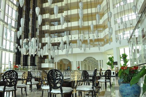 Hotellobby mit Kristallkronleuchtern und dekorativen Stühlen im Alan Xafira Deluxe Resort & Spa
