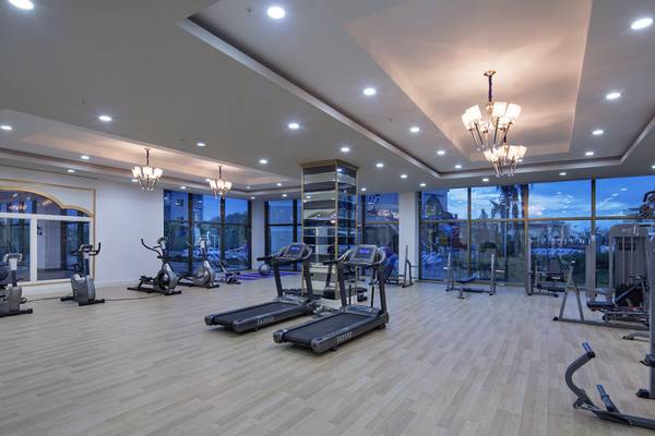 Fitnesscenter im Alan Xafira Deluxe Resort & Spa mit Laufbändern, Trainingsgeräten und großen Fenstern.