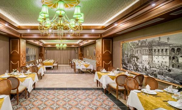 Innenansicht des Restaurants im Sensitive Premium Resort & Spa mit gedeckten Tischen und Stühlen.