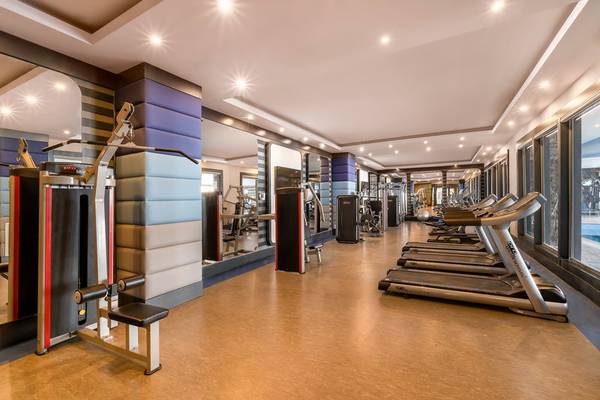 Fitnesscenter im Sensitive Premium Resort & Spa mit Laufbändern und Kraftgeräten.