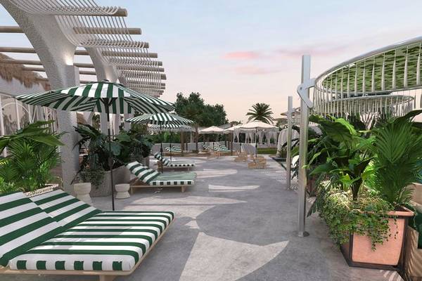 Pool-Lounge-Bereich des Ethno Belek Hotels mit grünen und weißen Sonnenliegen, Pflanzen und einem Swimmingpool.