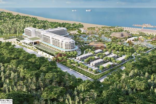 Eine weitläufige Ansicht des Ethno Belek Hotels, umgeben von Bäumen, mit Blick auf den Ozean und einer Ferienanlage.